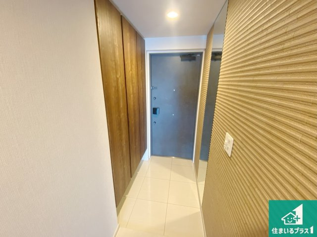 グランクラッセ上野芝向ケ丘の玄関|ご家族皆様の靴もたっぷり収まる大容量の玄関収納を設けました。見た目もスッキリ綺麗な玄関に！