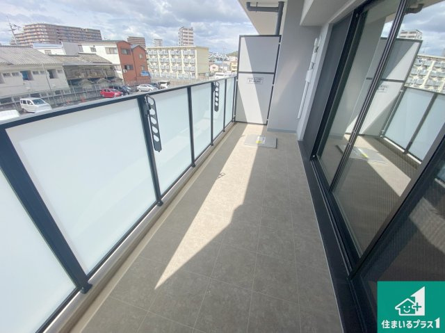 グランクラッセ上野芝向ケ丘のバルコニー|日当たりのよいバルコニー！お部屋が開放的に！