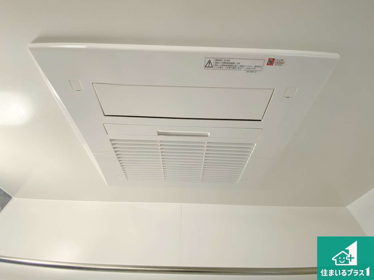 グランクラッセ上野芝向ケ丘の防犯設備|カラーモニターインターホン！声だけでなく来訪者の姿や顔がモニターで確認できるので、小さなお子様がいらっしゃるご家庭でも安心できます！