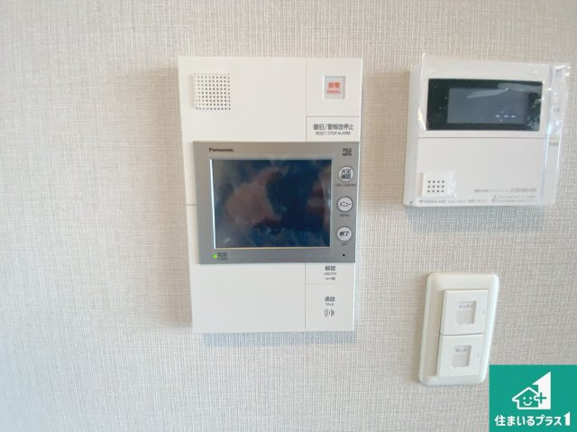 グランクラッセ上野芝向ケ丘の防犯設備|カラーモニターインターホン！声だけでなく来訪者の姿や顔がモニターで確認できるので、小さなお子様がいらっしゃるご家庭でも安心できます！