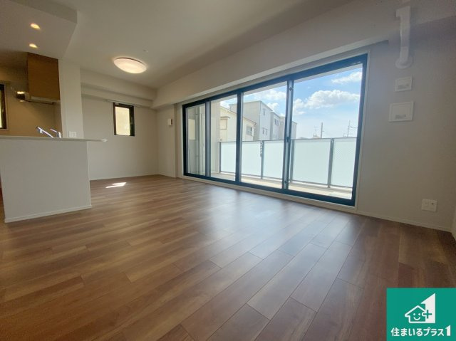 グランクラッセ上野芝向ケ丘の居間・リビング|太陽の光が差し込むとっても明るいリビング！思わず微笑みたくなる居心地の良さ。家族団らんの時間も増えそうなくつろぎのＬＤＫで、住む人のこだわりを活かすゆとりある空間♪