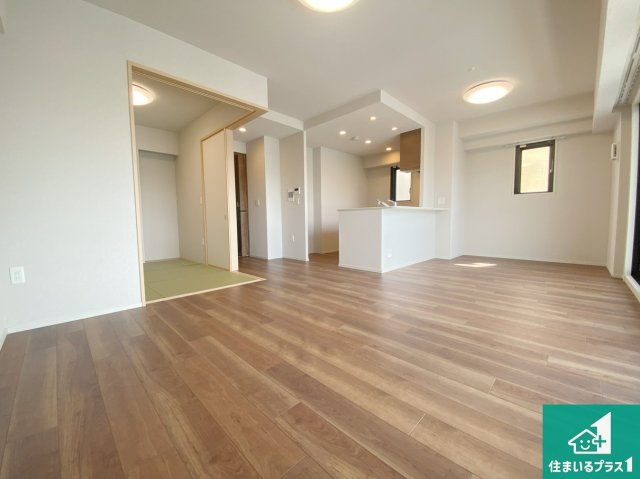 グランクラッセ上野芝向ケ丘の居間・リビング|シンプルなリビングは、ソファーを置いたり、観葉植物を置いたり、家具の配置やインテリアで住む人のこだわりを活かすゆとりある空間にしてください♪全室複層ガラスの快適リビング