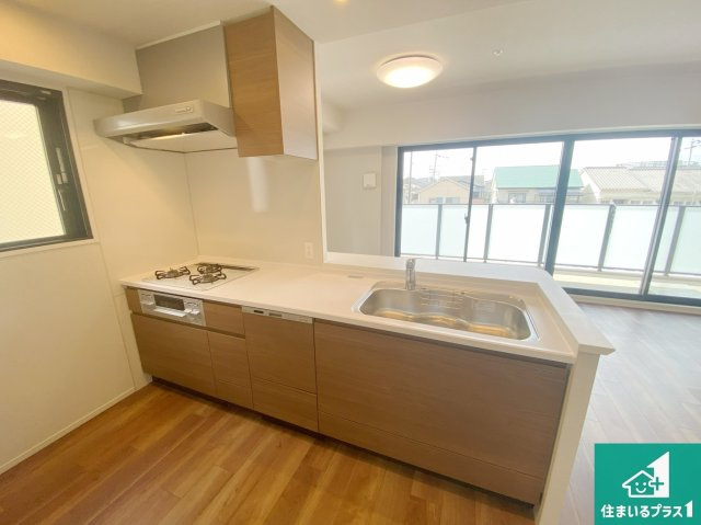 グランクラッセ上野芝向ケ丘のキッチン|収納豊富！浄水器付きキッチン！お子さまの様子を見ながらお料理を楽しむことができますね。家族のコミュニケーションが増え会話もはずみそう！浄水器付きワイドシンク