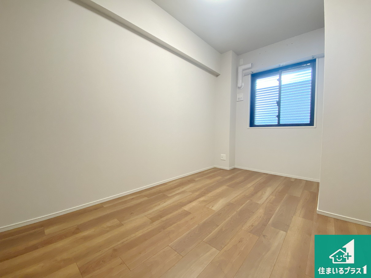 グランクラッセ上野芝向ケ丘の洋室|寝室は心地よい眠りについてもらいたくて、シンプルでかつ開放的な空間に！大きな窓から差し込む朝日が、すっきりとした目覚めをサポートします。【現地写真】