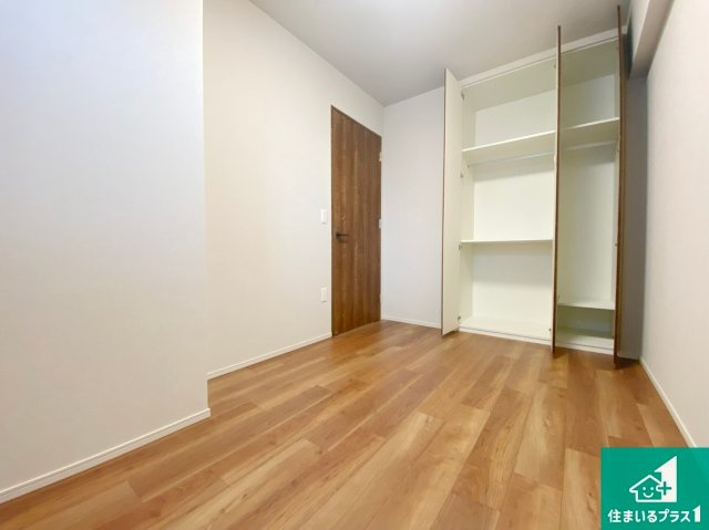 グランクラッセ上野芝向ケ丘の洋室|寝室は心地よい眠りについてもらいたくて、シンプルでかつ開放的な空間に！大きな窓から差し込む朝日が、すっきりとした目覚めをサポートします。【現地写真】