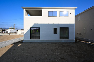 【外観】 | アーネストワン　太田市岩松町 第4　1号棟 | 広いお庭でBBQやガーデニング、ドッグランなど夢が広がりますね♪