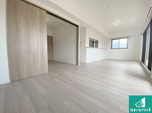 パルティール堺水鳳館の居間・リビング|シンプルなリビングは、ソファーを置いたり、観葉植物を置いたり、家具の配置やインテリアで住む人のこだわりを活かすゆとりある空間にしてください♪全室複層ガラスの快適リビング