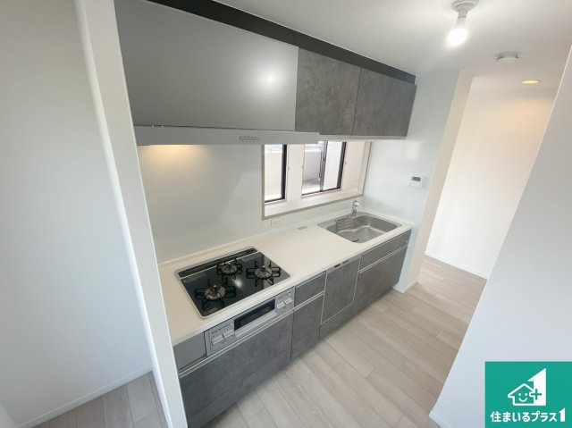 パルティール堺水鳳館のキッチン|リビングと統一感があり、使い勝手のいいキッチン。広々としているので、二人並んで作業が出来ちゃいます。お子様と一緒に色々なお料理に挑戦できるスペースがあります。