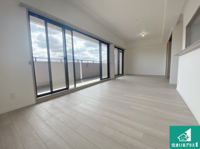 パルティール堺水鳳館の居間・リビング|明るいリビングで朝の目覚めもスッキリできそう！対面キッチンでご家族のコミュニケーションも自然と増える設計！小さなお子様が遊ぶスペースを作っても広々とくつろげるLDK！