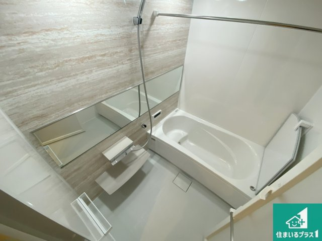 パルティール堺水鳳館の浴室|足をゆったり伸ばして一日の疲れを癒してくれる浴槽。窓は少し高めに設置することで、外部からの視線も気にならない設計にし、かつ差し込む光が明るく穏やかな雰囲気にしてくれます！