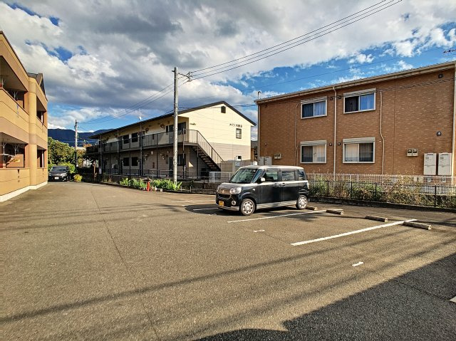 クレストールの駐車場