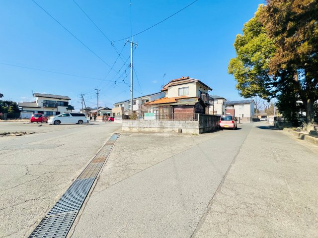 玉村町板井の前面道路含む現地写真|前面道路も広く、駐車も楽々♪