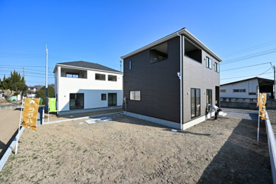 【外観】 | アーネストワン　太田市岩松町 第4　3号棟 | 広いお庭でBBQやガーデニング、ドッグランなど夢が広がりますね♪