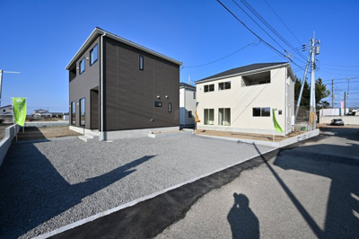 【駐車場】 | アーネストワン　太田市岩松町 第4　3号棟 | 並列駐車可能なカースペースです！お客様も遊びに来やすいですね♪