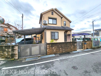 【外観】 | 平成１５年１２月建築！ゆったりとした戸建住宅です♪東南側は通路になっており、陽当たり良好です！※居住中の為、事前にご連絡いただければご案内がスムーズです。