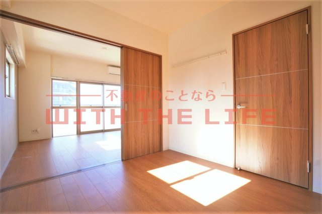 グランシャリオ諏訪野【10,000円キャッシュバック対象物件です】の洋室|ゆったりした洋室です