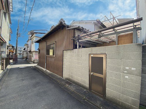 紫野上柏野町 中古戸建の前面道路含む現地写真