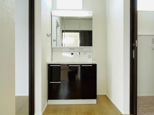 新築戸建　羽島郡笠松町田代　全2区画分譲の独立洗面台|洗面洗髪化粧台です。物件により三面鏡または一面鏡の場合があります。詳しくは担当者までお問合せ下さい。