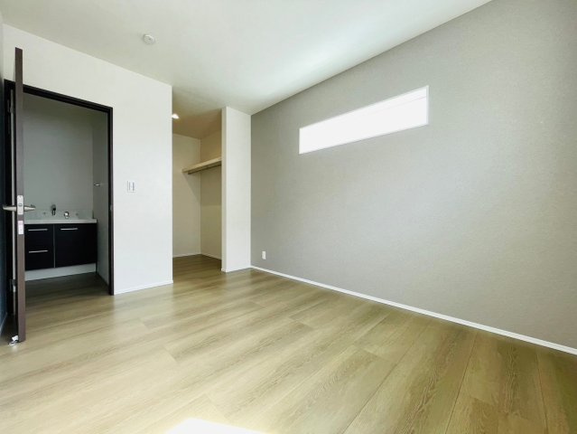 新築戸建　羽島郡笠松町田代　全2区画分譲の洋室|全居室にたっぷり収納できる大型収納を設置。窓ガラスは断熱性能や結露防止効果の高いペアガラスです。