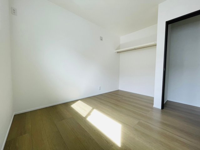 新築戸建　羽島郡笠松町田代　全2区画分譲の洋室|全居室にたっぷり収納できる大型収納を設置。窓ガラスは断熱性能や結露防止効果の高いペアガラスです。