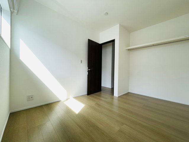 新築戸建　羽島郡笠松町田代　全2区画分譲の洋室|全居室にたっぷり収納できる大型収納を設置。窓ガラスは断熱性能や結露防止効果の高いペアガラスです。