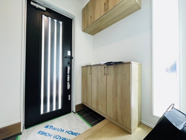 新築戸建　羽島郡笠松町田代　全2区画分譲の玄関|大容量のシューズ収納付きで玄関周りもすっきり！玄関ドアからの光が玄関ホールを明るくしてくれます。