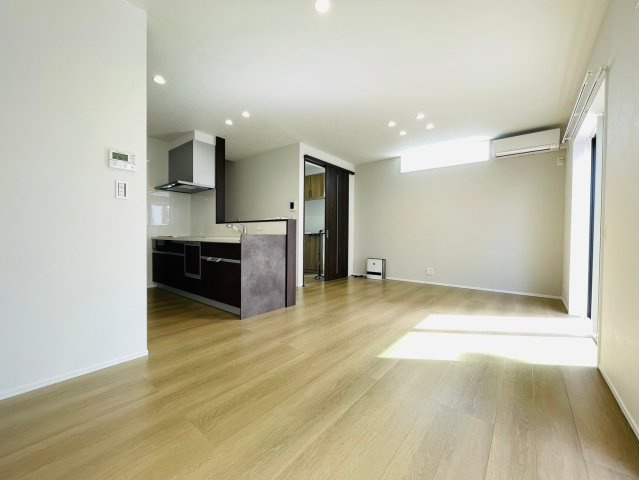 新築戸建　羽島郡笠松町田代　全2区画分譲の居間・リビング|南向きで日当たりもよく大きな窓がリビング全体に光と風を運びます。ご家族でゆとりある暮らしができます。