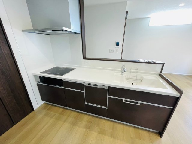 新築戸建　羽島郡笠松町田代　全2区画分譲のキッチン|機能的なシステムキッチンです。収納力に優れた大容量の引出しでキッチン回りがスッキリ片付きます。