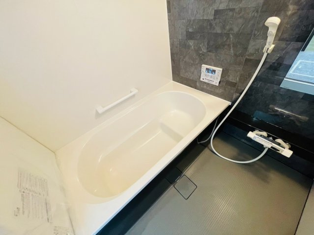 新築戸建　羽島郡笠松町田代　全2区画分譲の浴室|１坪タイプのバリアフリー設計でゆったりとくつろげる浴室・浴槽です。タイル床でカビの発生を抑制します。