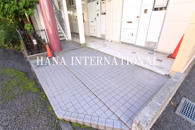 レオパレス聖蹟ロイヤルハイツのエントランス