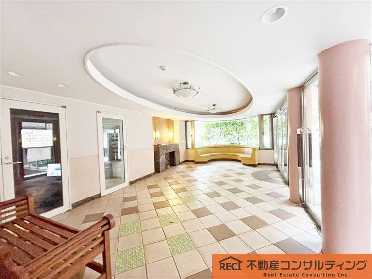 ワコーレアルフェス西岡本のエントランス