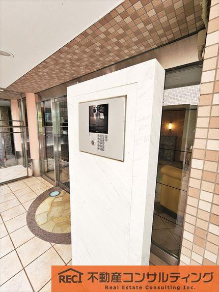 ワコーレアルフェス西岡本のエントランス