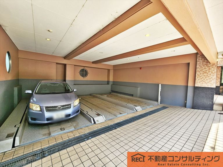 ワコーレアルフェス西岡本の駐車場