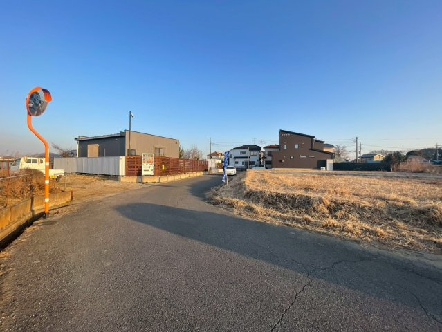 敷地面積３００坪　売地　越谷市北川崎の前面道路含む現地写真|北・東側　約６ｍ公道
接道幅がとても広い為、お車の出し入れもラクラクです♪
