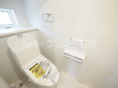 【トイレ】 | 生駒市俵口町の新築一戸建 全２区画 | 現地写真（１号地１階トイレ）温水洗浄便座を標準装備！