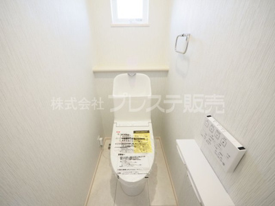 【トイレ】 | 生駒市俵口町の新築一戸建 全２区画 | 現地写真（１号地２階トイレ）温水洗浄便座を標準装備！