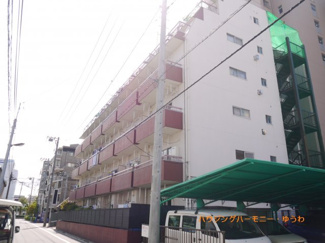 【外観】 | 開放感ある立地。SRC造の重厚感ある建物です。