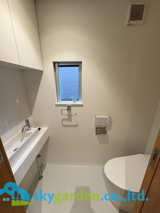 藤沢市鵠沼桜が岡　未入居戸建　全3棟3号棟のトイレ