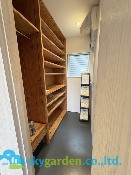 藤沢市鵠沼桜が岡　未入居戸建　全3棟3号棟の玄関|シューズクローゼット