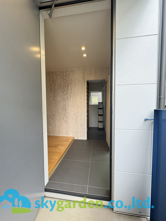 藤沢市鵠沼桜が岡　未入居戸建　全3棟3号棟の玄関