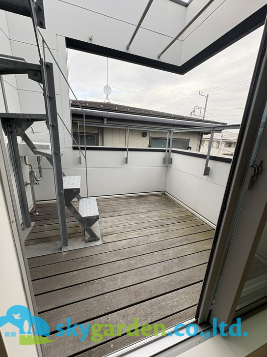 藤沢市鵠沼桜が岡　未入居戸建　全3棟3号棟のバルコニー