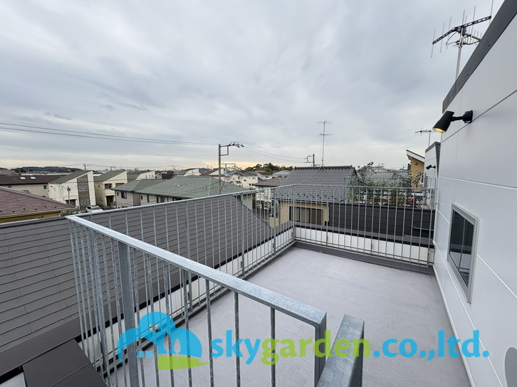 藤沢市鵠沼桜が岡　未入居戸建　全3棟3号棟のバルコニー|ルーフバルコニ