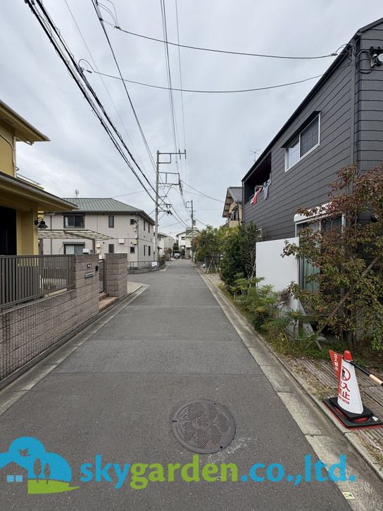藤沢市鵠沼桜が岡　未入居戸建　全3棟3号棟の前面道路含む現地写真