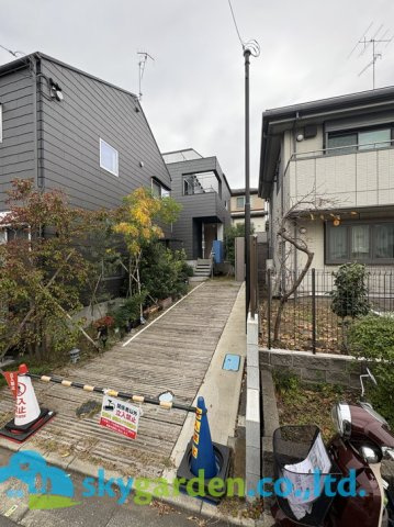 藤沢市鵠沼桜が岡　未入居戸建　全3棟3号棟の駐車場