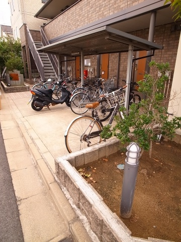 【設備】 | モナリエ港 | 駐輪所に、暗くても平気なように共用灯♪