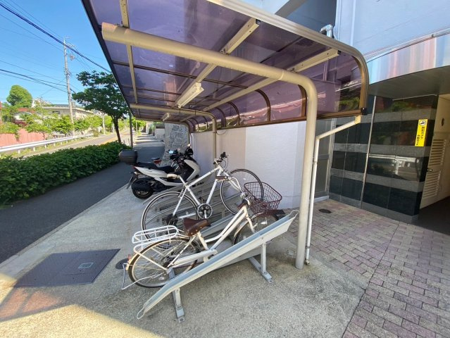 ハイツ鹿の子の駐輪場|駐輪場。屋根付きで雨の日も安心ですね◎