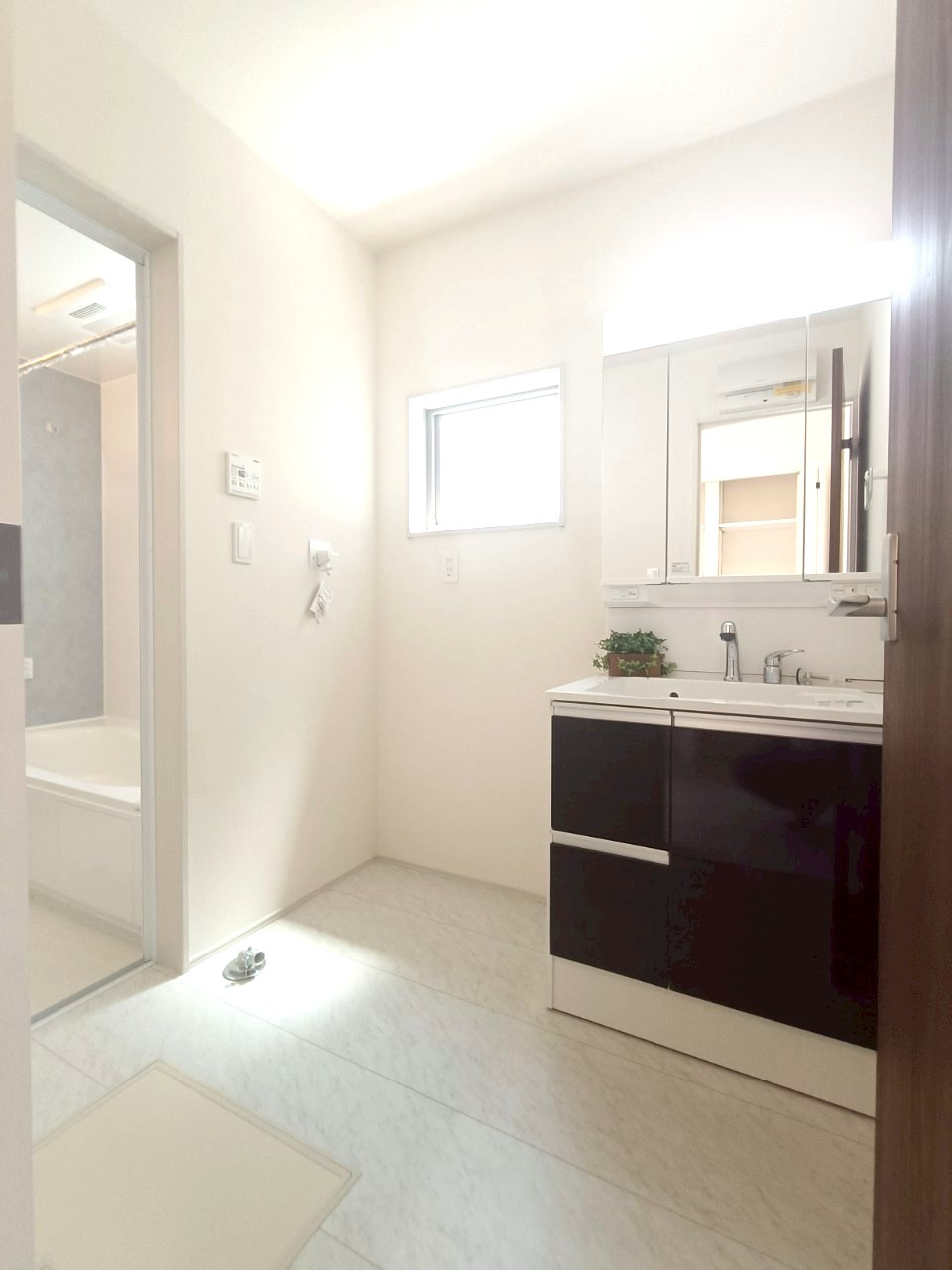 八潮市　古新田　新築戸建　全1棟の洗面所|明るい洗面所です