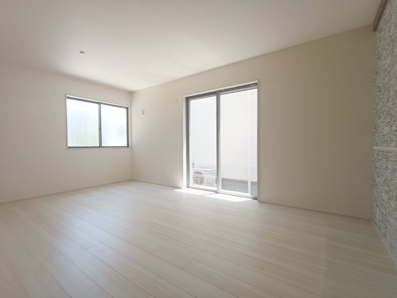 八潮市　古新田　新築戸建　全1棟の居間・リビング|使いやすいリビングです