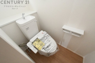 温水洗浄便座付トイレは温水洗浄機能により、暖かい水でおしりを洗浄することができ、冷たい水を使う従来の便座に比べ、温水洗浄機能で暖かいトイレを提供し、快適な使用を可能にします。