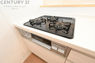 多数の調理器具を同時に使用でき、料理の効率化が可能。省エネで節約になり、様々な料理スタイルに適応できます。また、火力調整が独立しており、手入れや掃除もしやすく、今よりもっとお料理が楽しくなるかも。